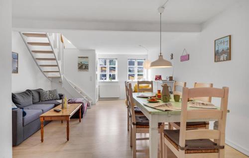 Un lugar para sentarse en Awesome Home In Rudkøbing With Kitchen