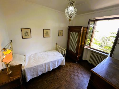 a bedroom with a bed and a window at Villa Cà Paciotti dal 1500 - Urbino e Rinascimento! in Urbino