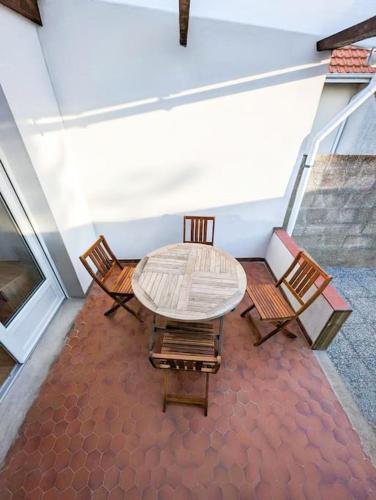une table et quatre chaises dans une pièce dans l'établissement Maison de vacances Berck-Plage, à Berck-sur-Mer
