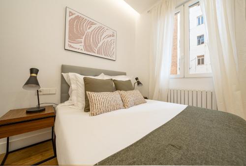 Postel nebo postele na pokoji v ubytování Goya III calle Hermosilla 3BR 2BH