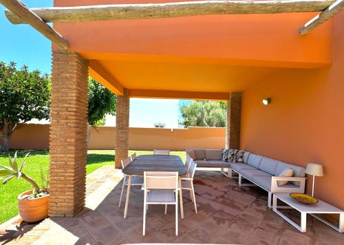 Gallery image of chalet Junto a la playa con piscina privada, La Breña in Los Caños de Meca