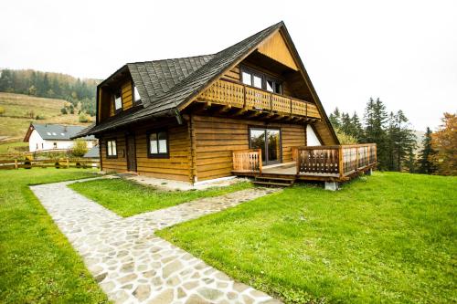 uma cabana de madeira com um alpendre e um deque em Happy Wisła House BIO - Villa Miodula, Villa Apsinthion em Wisla