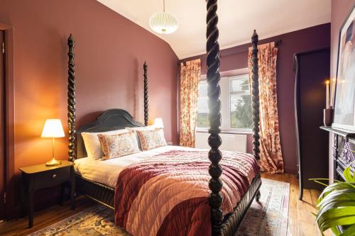 Giường trong phòng chung tại Host & Stay - Canny Cottage