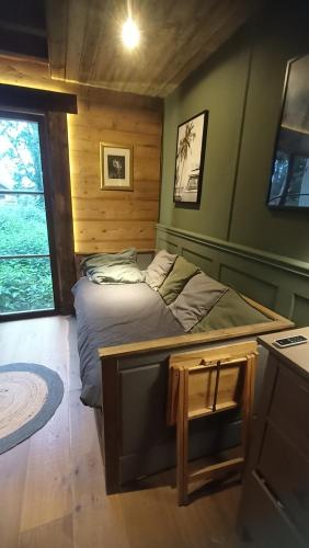 une chambre avec un lit et une table dedans dans l'établissement Studio Nature proche Paris, à Béthemont-la-Forêt