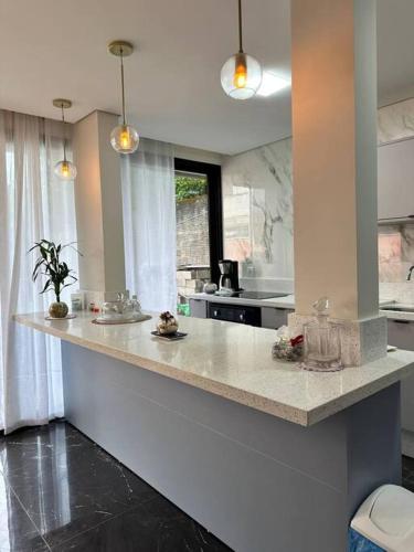 a kitchen with a counter top in a room at Beach House Delegado Marcio in Balneário Camboriú