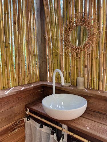 une salle de bain avec un lavabo blanc et un miroir dans l'établissement CAMPING GALLINA VARJA, à Sotta