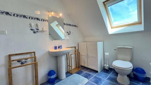 une salle de bain avec un lavabo et des toilettes et une fenêtre dans l'établissement Pen Ar Pont, à Cléder