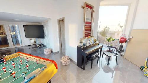 Μια τηλεόραση ή/και κέντρο ψυχαγωγίας στο Charlise Luxury Villa by Cretevasion
