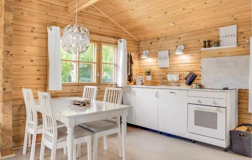 Una cocina y un comedor con una mesa y sillas blancas. en Lovely Home In Grevinge With Kitchen, en Grevinge