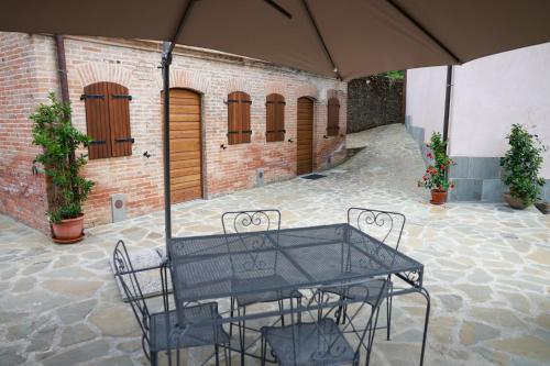 a black table and chairs in a courtyard at Villa Amanda in Scorcetoli