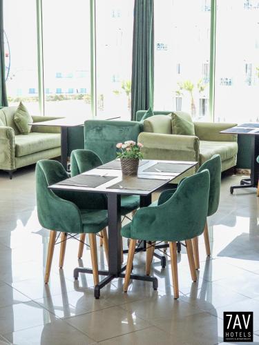 Ein Sitzbereich in der Unterkunft L'escale Appart-hôtel By 7AV HOTELS