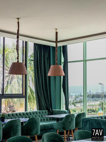 Ein Sitzbereich in der Unterkunft L'escale Appart-hôtel By 7AV HOTELS