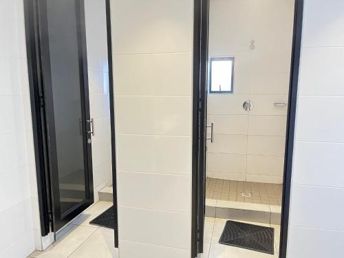 Bilik mandi di 14A Elizabeth Place in Waterfall Midrand - Beautiful self catering 2 bedroom unit next to Kyalami Racetrack with free WiFi swimming pool gym and restaurant - Perfect for a small family