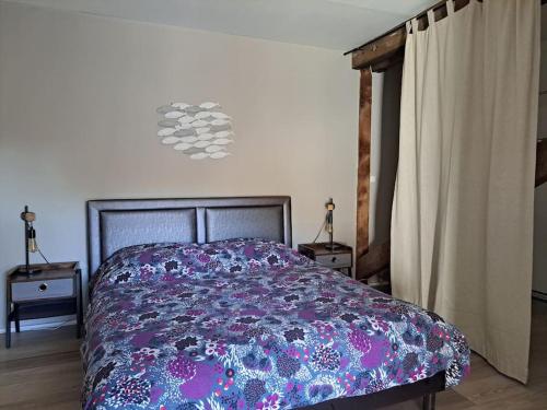 - une chambre avec un lit violet et 2 tables de chevet dans l'établissement Sublime Loft en triplex avec Tropézienne, Provence, à Barjols