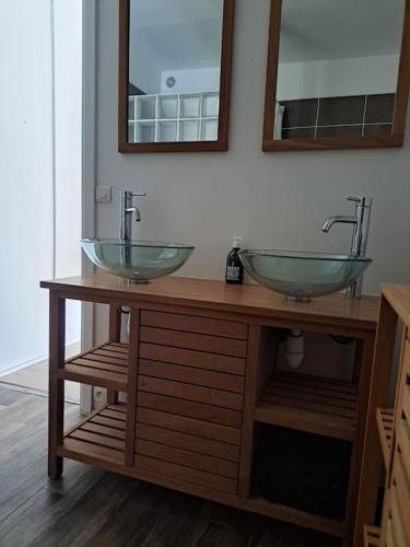 une salle de bain avec deux lavabos et deux miroirs dans l'établissement Sublime Loft en triplex avec Tropézienne, Provence, à Barjols