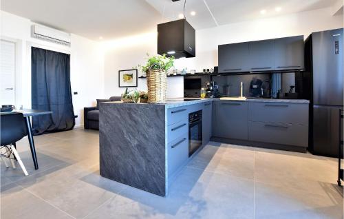 Кухня или мини-кухня в 2 Bedroom Awesome Apartment In Trappeto
