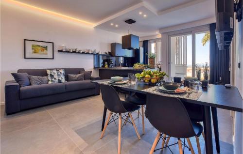 Гостиная зона в 2 Bedroom Awesome Apartment In Trappeto