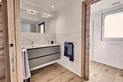 a bathroom with a sink and a mirror at Pantin Surf&Beach in Valdoviño