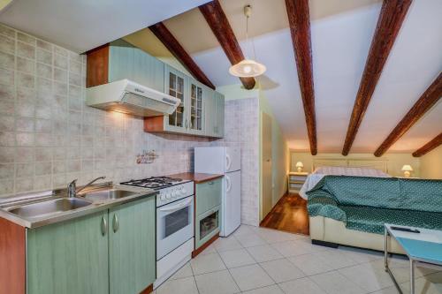 Apartments Suzana Mali Losinj - Comfortable Family Apartments with Terracce, WIFI, Air Conditioning, Parking & Close to Beach