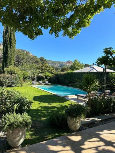 - une piscine dans une cour ornée de plantes dans l'établissement Maison de vacances à Cassis, à Cassis