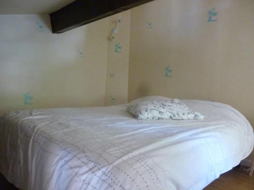 un lit blanc dans une chambre avec des étoiles bleues sur le mur dans l'établissement Villa 4 pers avec climatisation proche plages - V0727, à Vias