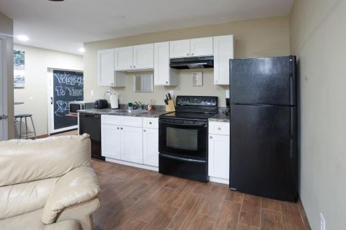 Dapur atau dapur kecil di Riverfront Home (Apartment and Bar)