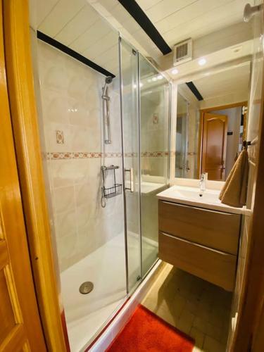 une salle de bain avec douche et lavabo dans l'établissement Villa 4 pers avec climatisation proche plages - V0727, à Vias