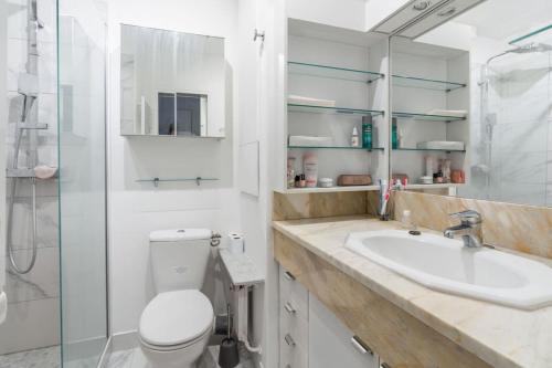 une salle de bain avec toilettes, lavabo et douche dans l'établissement Bel appartement Proche Trocadéro, à Paris