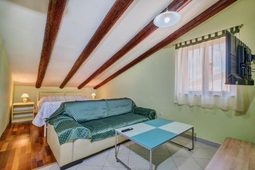 Apartments Suzana Mali Losinj - Comfortable Family Apartments with Terracce, WIFI, Air Conditioning, Parking & Close to Beach