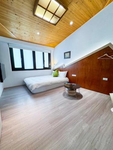 Katil atau katil-katil dalam bilik di 慢步南國 台南故事民宿 Slow Tainan Homestay