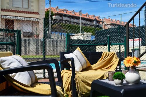 Ruang duduk di Dúplex Amaita - parking y piscina comunitaria