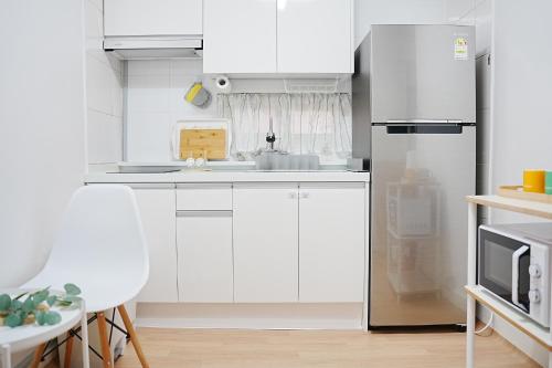 Una cocina o cocineta en Near Lotte World, KSPO DOME, COEX, Olympic Park, 2 Rooms, 2 Queen beds, 1 super single bed, 5 people