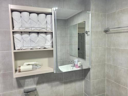 Un baño de Near Lotte World, KSPO DOME, COEX, Olympic Park, 2 Rooms, 2 Queen beds, 1 super single bed, 5 people