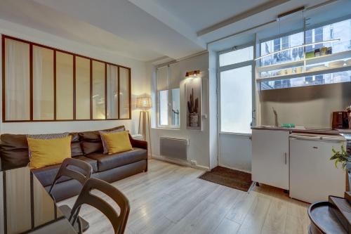 un salon avec un canapé et une table dans l'établissement 2 bedroom in the heart of Le Marais, à Paris