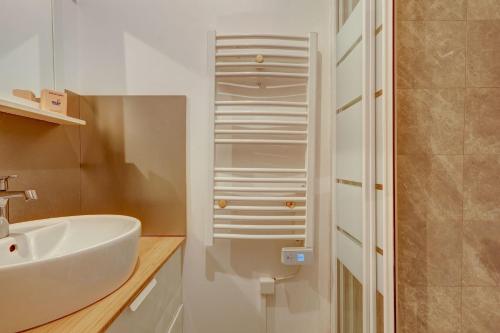 une salle de bain blanche avec un lavabo et une douche dans l'établissement 2 bedroom in the heart of Le Marais, à Paris