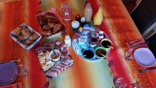 Vue de tête d'une table avec de la nourriture dans l'établissement Chambres d'hôtes pour 24 heures du Mans , Le Mans classic , Grand prix, à Ruaudin