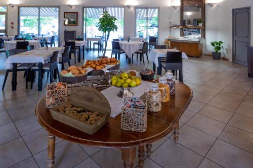 Una mesa con comida en un restaurante. en Logis Hotel Noemys pont de l'Etoile, en Aubagne