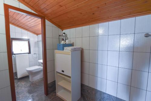 łazienka z toaletą i umywalką w obiekcie Apartments Villa Vosilla w mieście Opatija