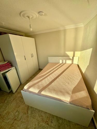 Cama o camas de una habitación en A peaceful holiday house in nature by the sea