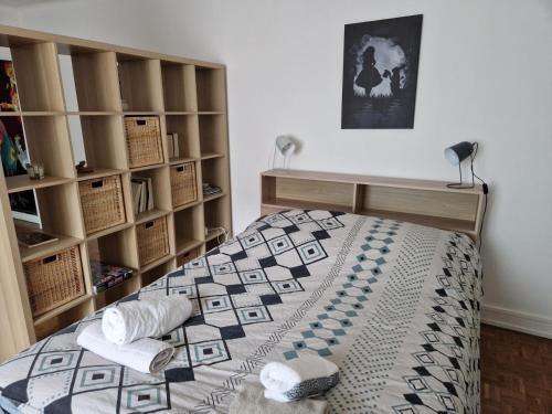 une chambre avec un lit avec des oreillers dessus dans l'établissement wonderland appart tout équipé, à Strasbourg