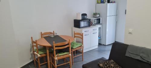 une petite cuisine avec une table et un réfrigérateur dans l'établissement T3, 65 m2, La Seyne sur Mer,300m du port, Terrasse et petite cour, 2 chambres et salon, à La Seyne-sur-Mer