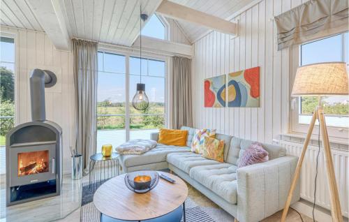 Ruang duduk di Beautiful Home In Zerpenschleuse