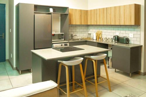 Dapur atau dapur kecil di 14A Elizabeth Place in Waterfall Midrand - Beautiful self catering 2 bedroom unit next to Kyalami Racetrack with free WiFi swimming pool gym and restaurant - Perfect for a small family