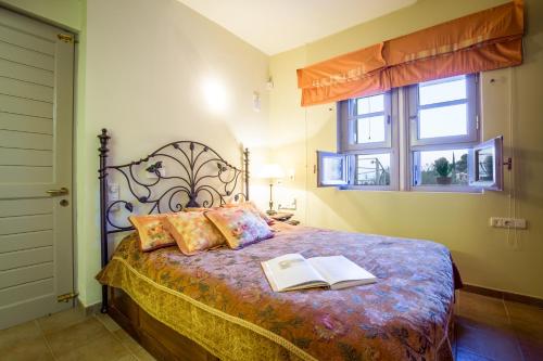 Posteľ alebo postele v izbe v ubytovaní Elia Junior Suite In Epidavros with Shared Pool