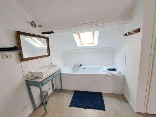 une salle de bain avec un lavabo et une baignoire dans l'établissement L'atelier, à Ternant