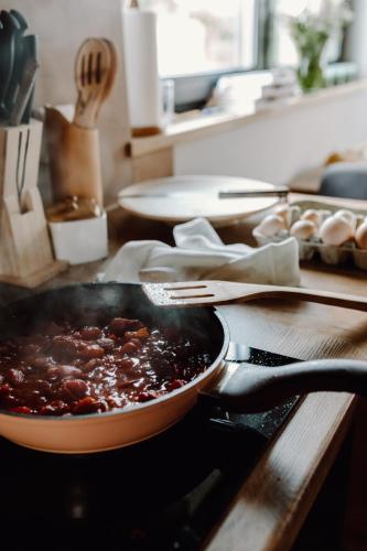 a pan of food sitting on top of a stove at Regielskie Chaty in Regiel