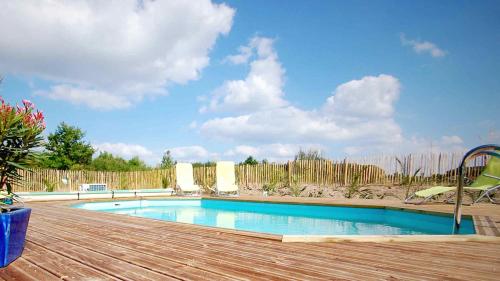 - une piscine dans une cour avec une terrasse en bois dans l'établissement La Closerie de l'Aventure, à Cheverny