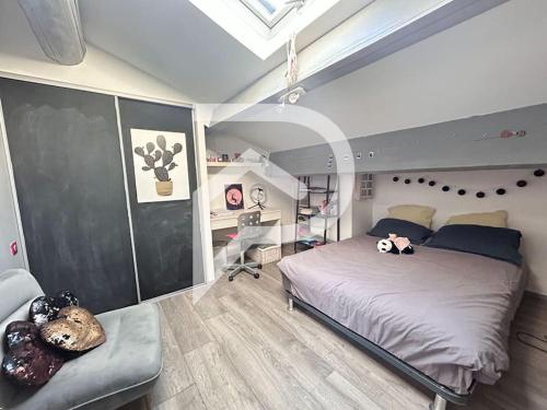 une chambre avec un lit avec des animaux en peluche dessus dans l'établissement INTRA MUROS - Appartement, à Aigues-Mortes