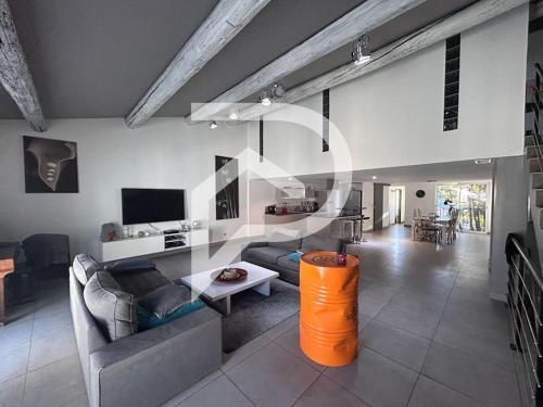 un salon avec un canapé et une table dans l'établissement INTRA MUROS - Appartement, à Aigues-Mortes