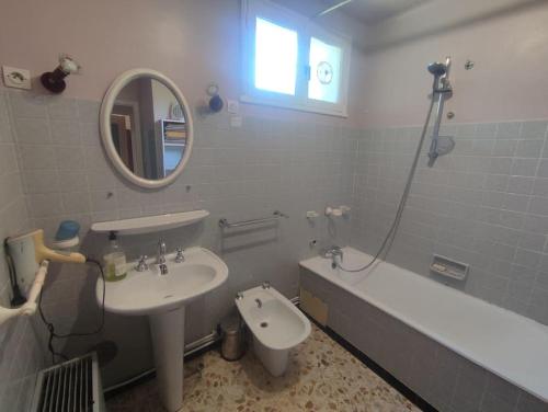 Ένα μπάνιο στο Maison confortable avec grand jardin